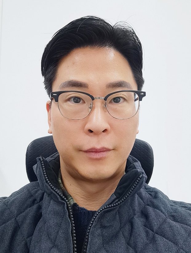강 희 진 사진